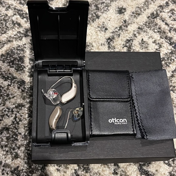 Oticon people first Hearing aid model Ria 2. Comes with cleaning aid - Picture 8 of 10